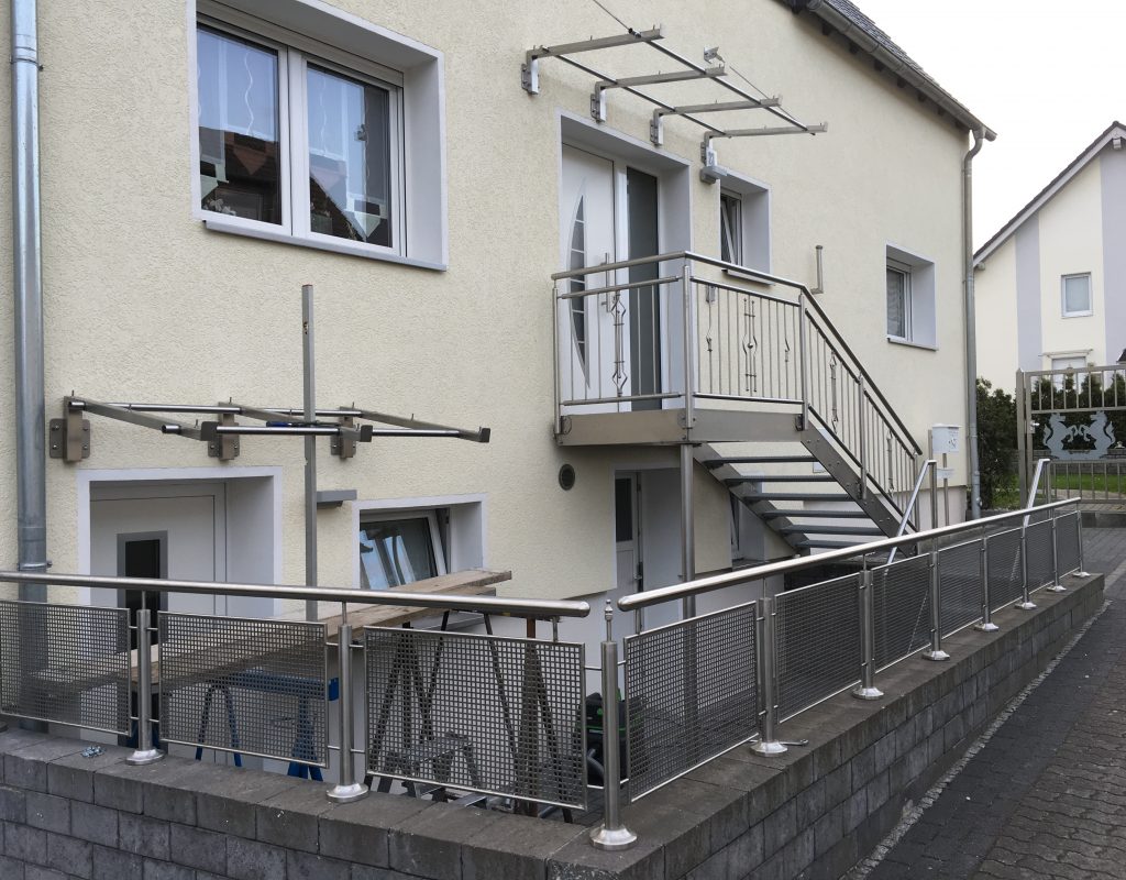 Treppen- u. Geländeranlage mit Überdachung